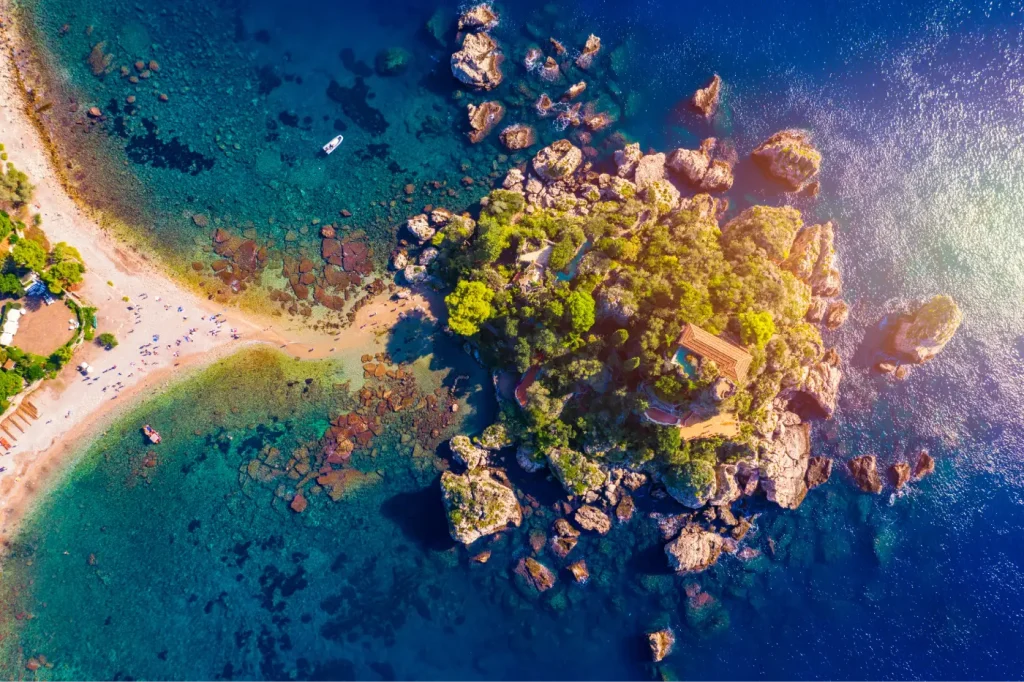 Droneview van Isola Bella, Taormina