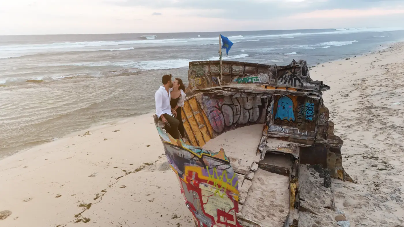 Romantisch koppel bij scheerpswrak Nunggalan Beach, Bali