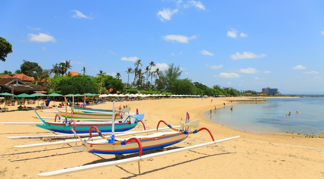 Sanur Beach met haar bontgekleurde Balinese bootjes