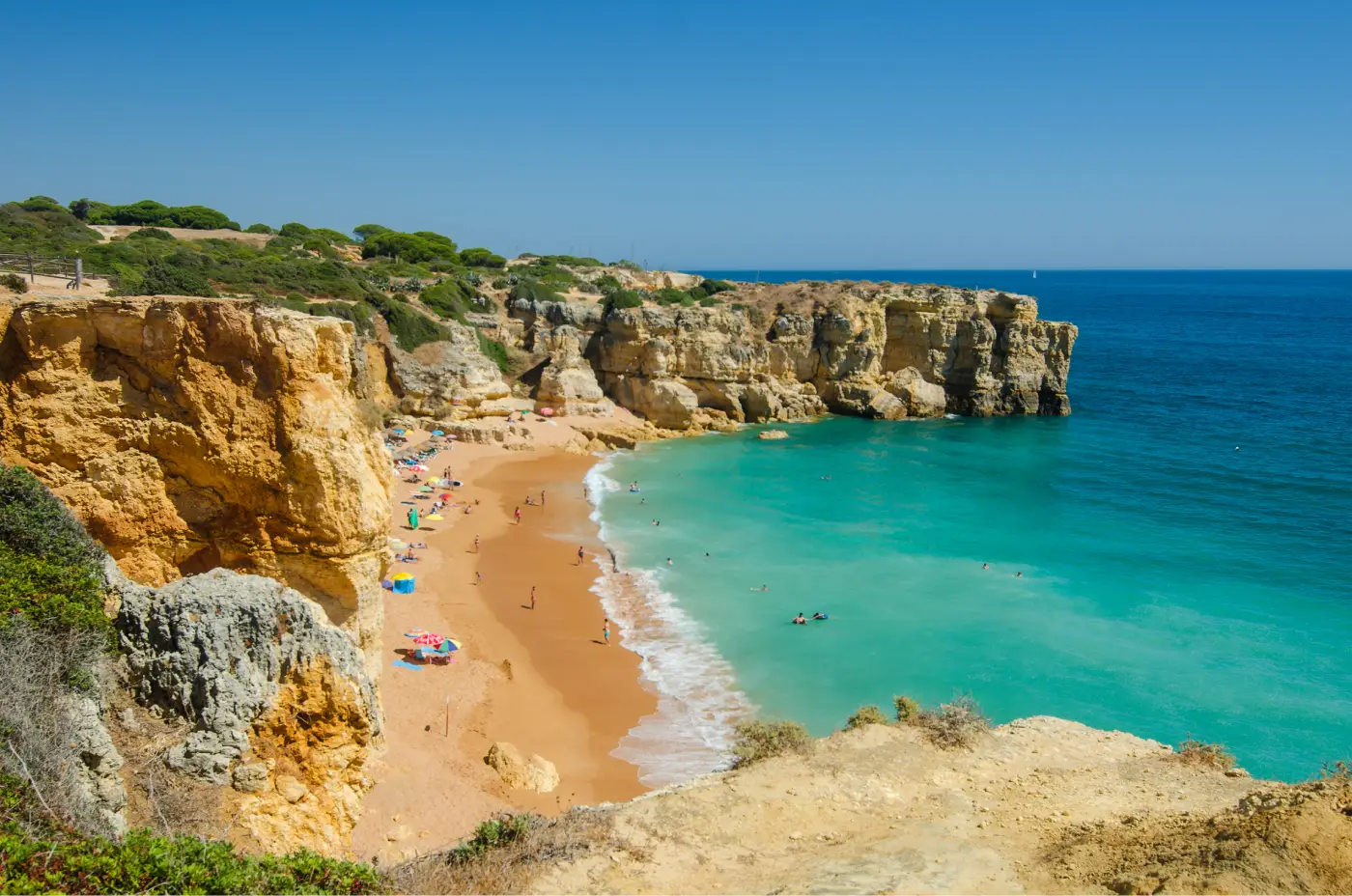 Praia de Coelha verscholen tussen kliffen