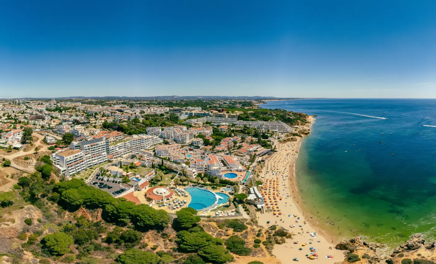 Praia da Oura ligt direct onder het bruisende uitgaansgebied van Albufeira