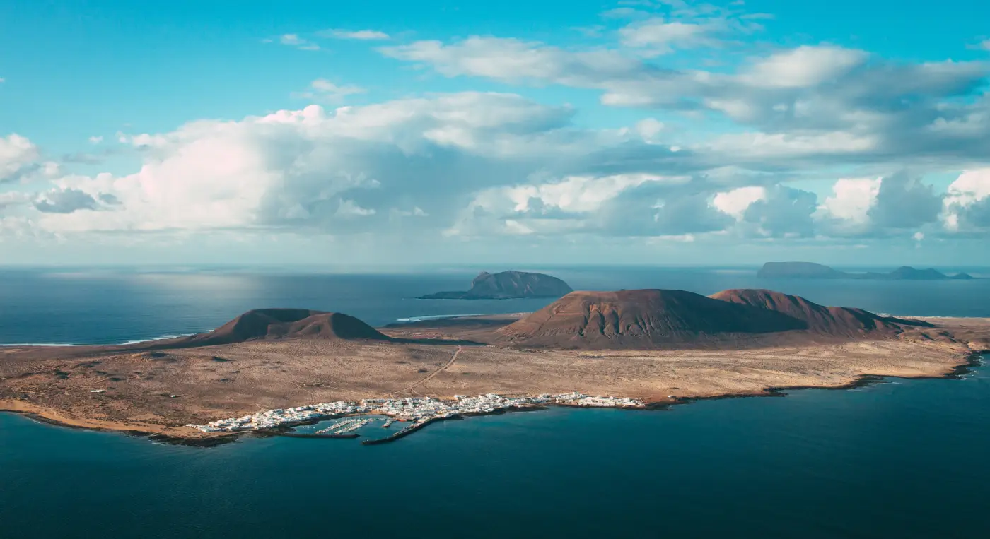 Het Canarische eiland Lanzarote gefotografeerd vanuit de lucht