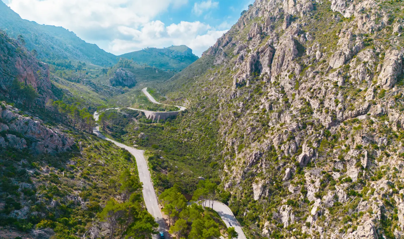 Uitzicht op de slingerweg van de Serra de Tramuntana